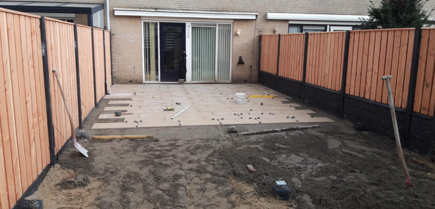 Keramische tegels gelegd in een zand-cement vloer in Nieuwegein
