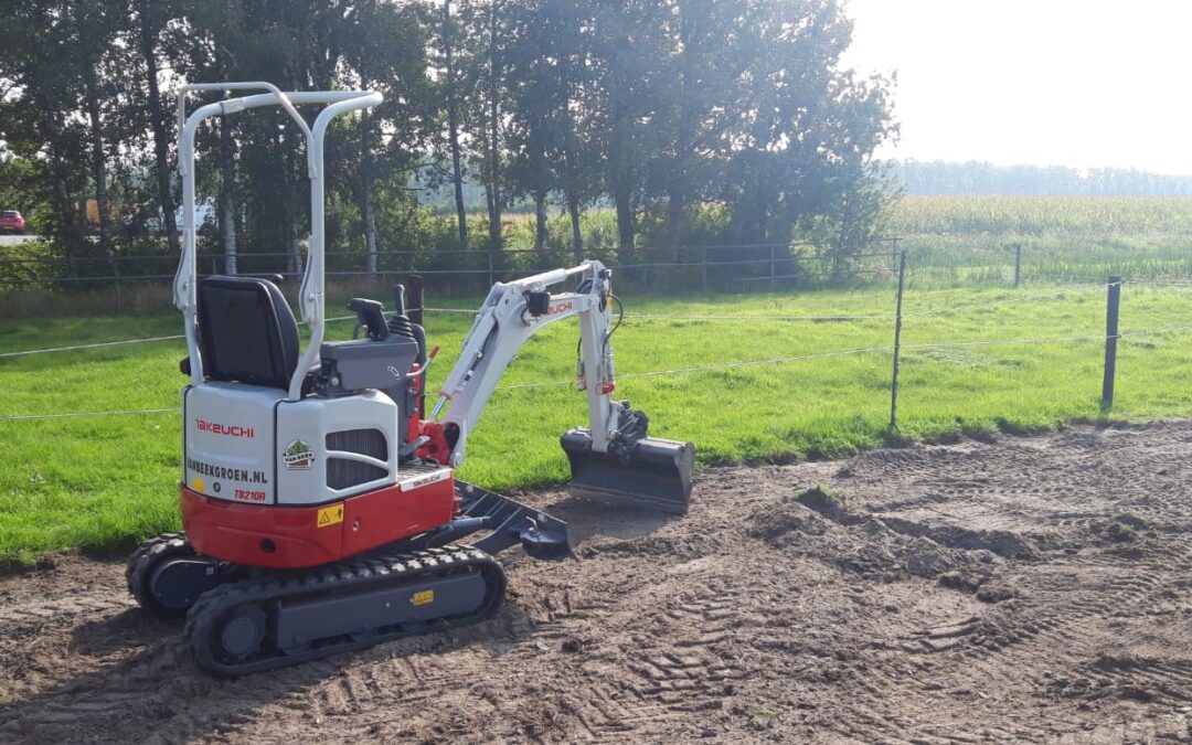 Nieuwe minigraver Takeuchi TB210R bij Van Beek Groen