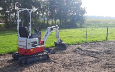 Nieuwe minigraver Takeuchi TB210R bij Van Beek Groen
